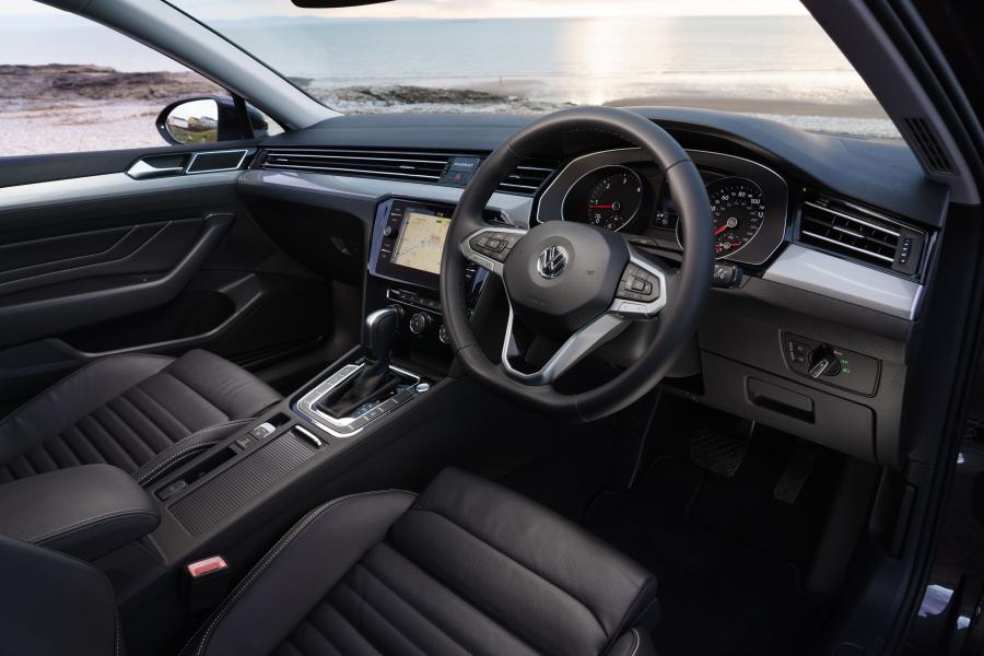 Интерьер Volkswagen Passat SEL (B8) 2019 года  (UK) (фото 13 из 24)